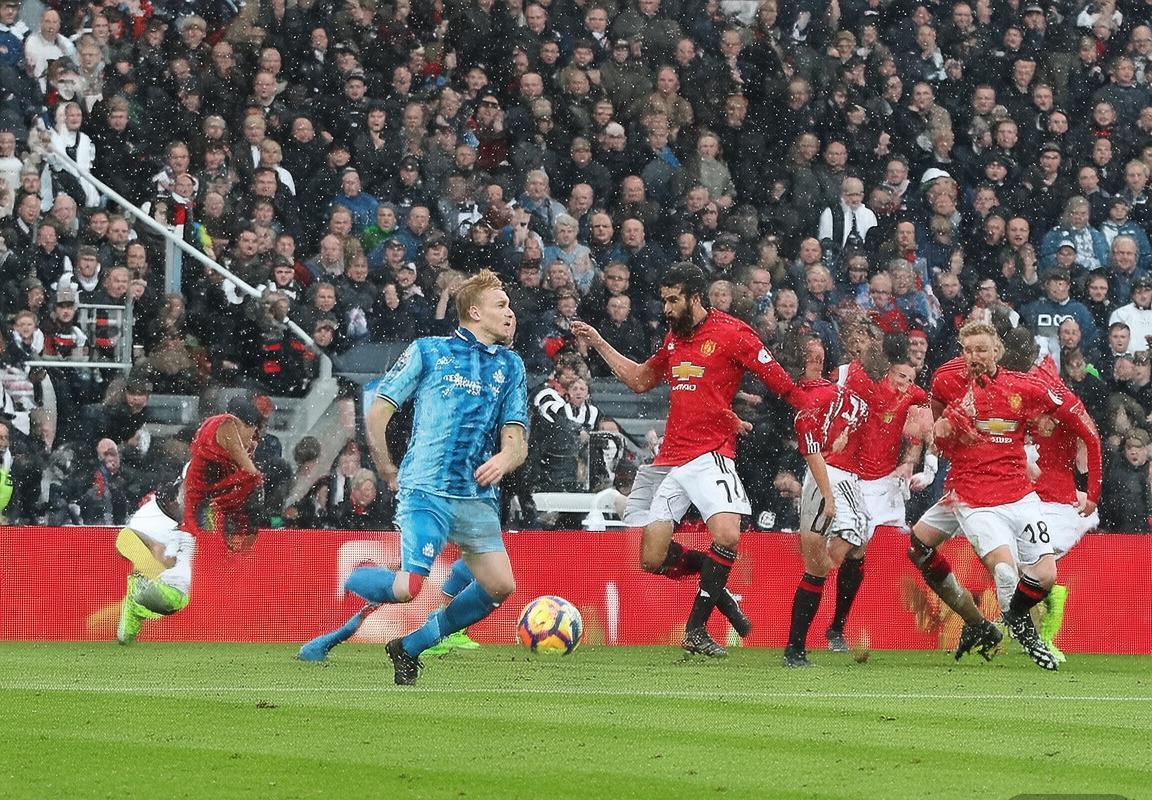 2018纽卡斯尔联2-0曼联：英超经典对决战术解析及赛后影响